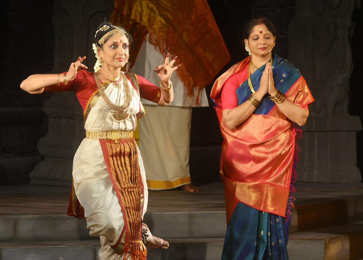 Sumitra Nitin (Kamalakshi) and Anuradha Ramesh (as her mother) in a scene from Madras Players’ English play ‘Kamalakshi’ staged at Narada Gana Saba, Chennai.